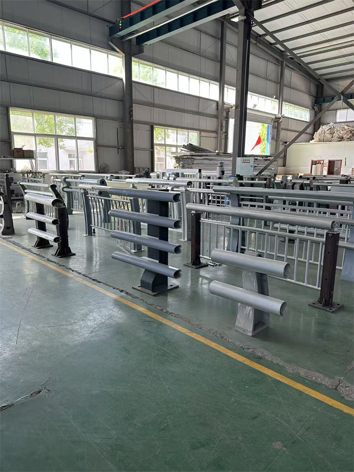 不锈钢复合管护栏【碳素钢喷塑护栏】质量牢靠本地品牌