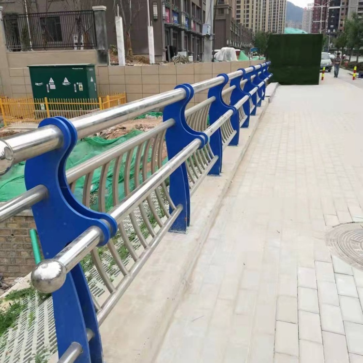 景观护栏_喷漆人行道防撞护栏海量货源